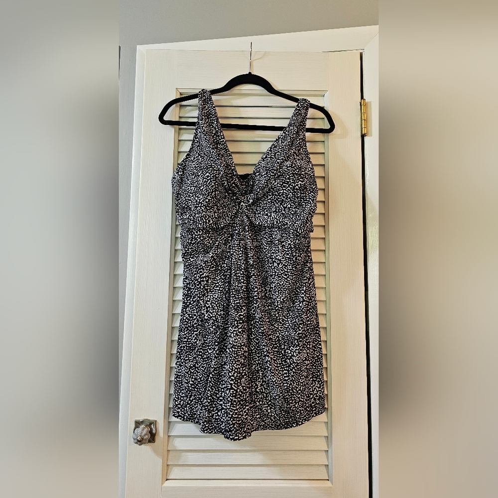 Swimsuits For All One piece Black and White, size 20